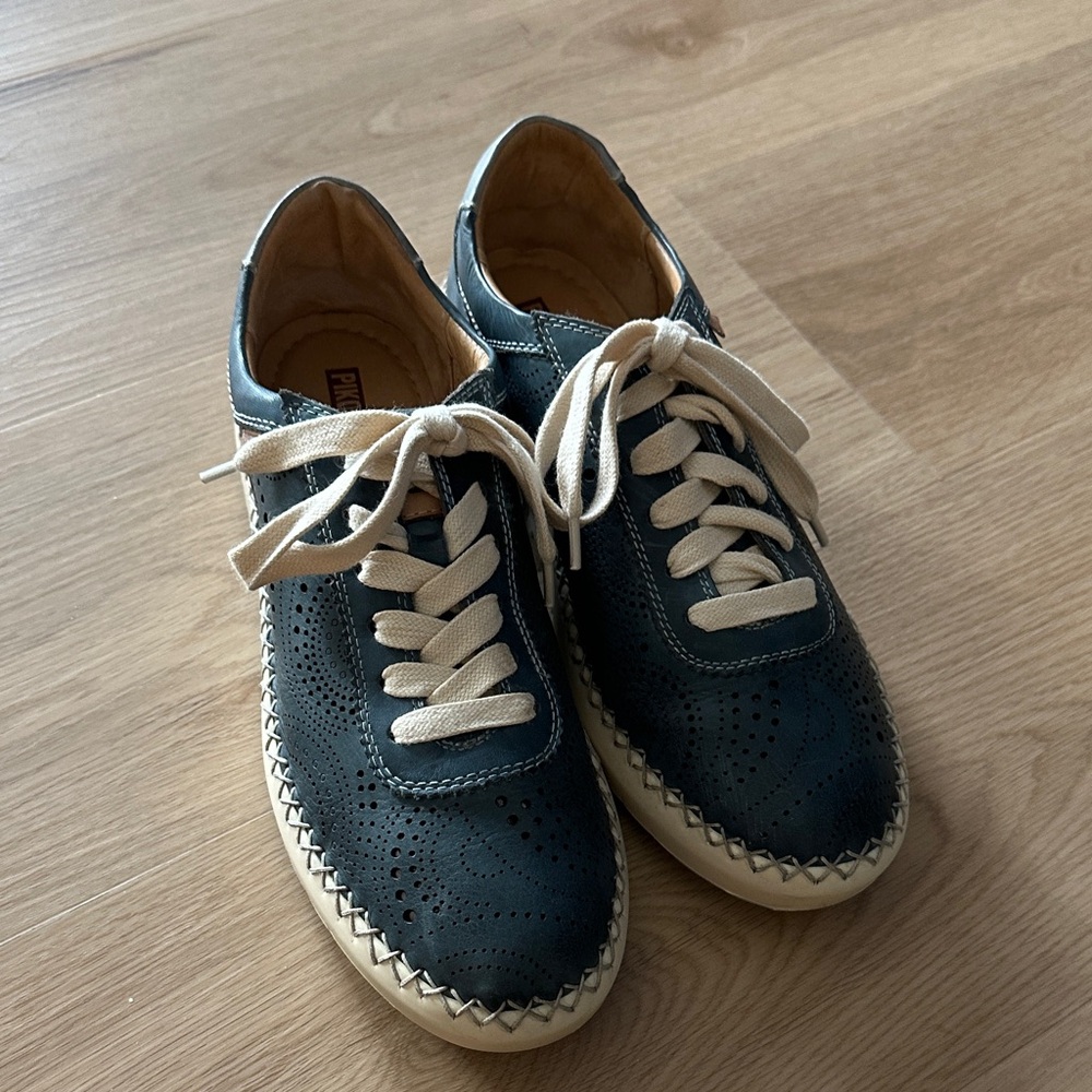 PIKOLINOS Navy Leather Sneakers with Cream Laces
